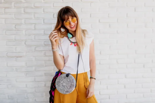 Kobieta z modnymi breloczkami